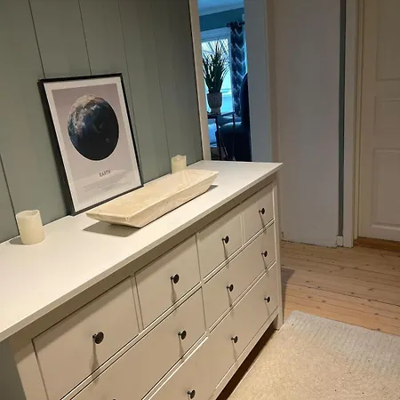 アパート Stor Og Lys Med Sentral Beliggenhet Og Gratis Parkering テンスベル