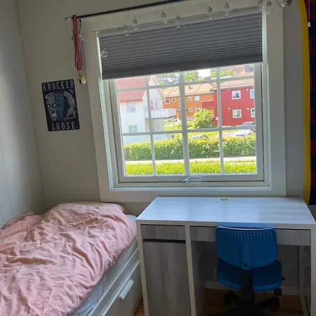 Stor Og Lys Med Sentral Beliggenhet Og Gratis Parkering アパート テンスベル