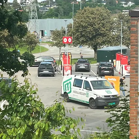 Stor Og Lys Med Sentral Beliggenhet Og Gratis Parkering *